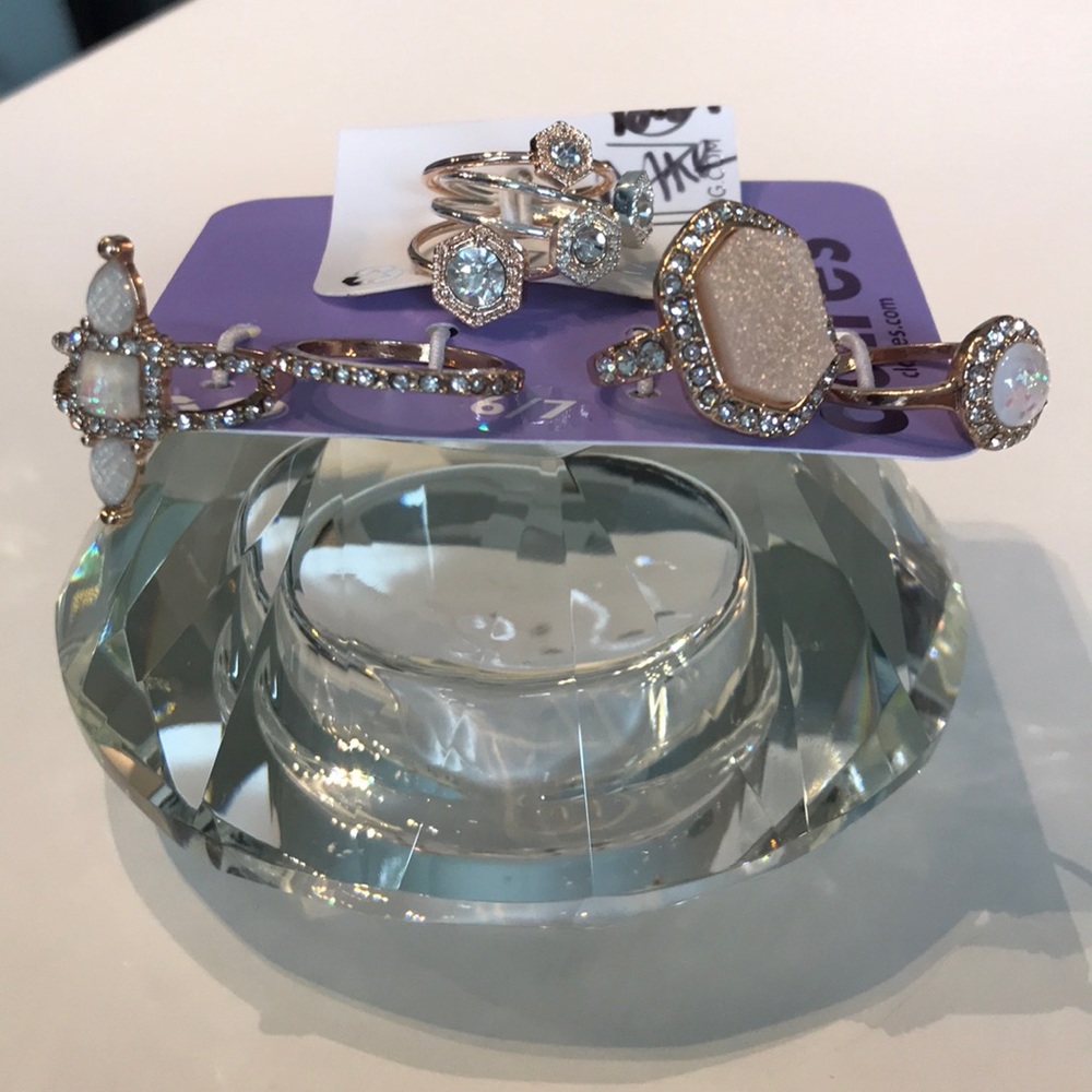 🔴CLOSET CLOSING SALE🔴 Total OF 8 Jeweled Rings